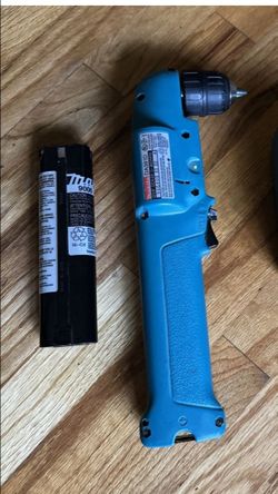 VINTAGE MAKITA DA391D  9.6V 3/8" CORDLESS RIGHT ANGLE DRILL NO CHARGER, HAS BATTERY UNTESTED...asking $30.00