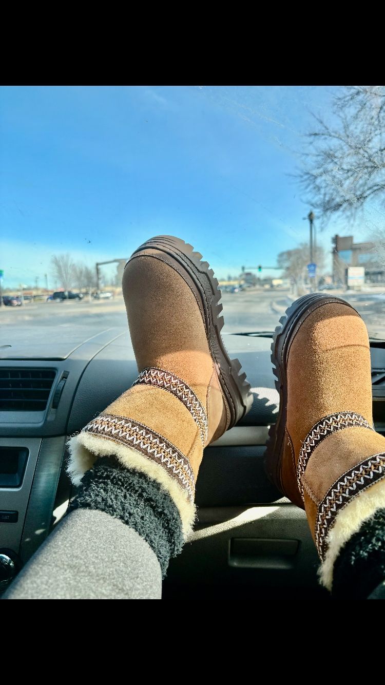 Women Uggs Wore Once To Small