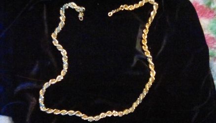 Gold rope neckless.