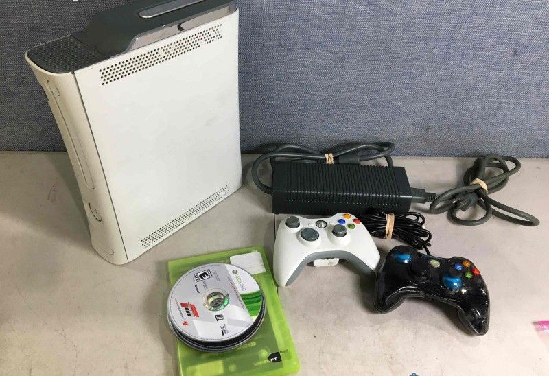 Xbox 360 Console, 8 Games, 2 Controllers