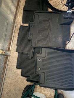 Full set of Nissan Pathfinder rubber rugs