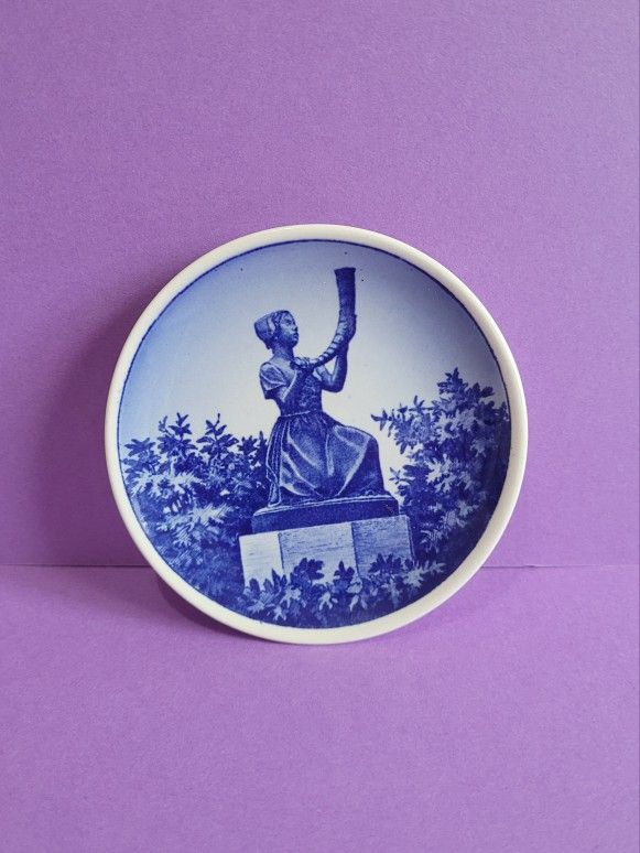 Royal Copenhagen Denmark Pigen Med Guldhornet No 83/2010 Mini Plate, 3" Diameter.

