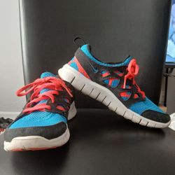 Nike Free Run 2. DX1788-001. Athletic Shoes. Unisex. Boys Size 6Y/Women Size 7.5
