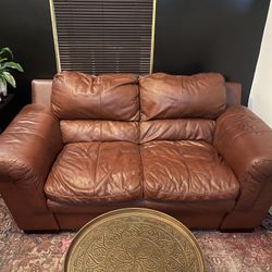 🛋️ Stylish Espresso-Toned Loveseat – Excellent Condition! 💯 $280 (OBO)