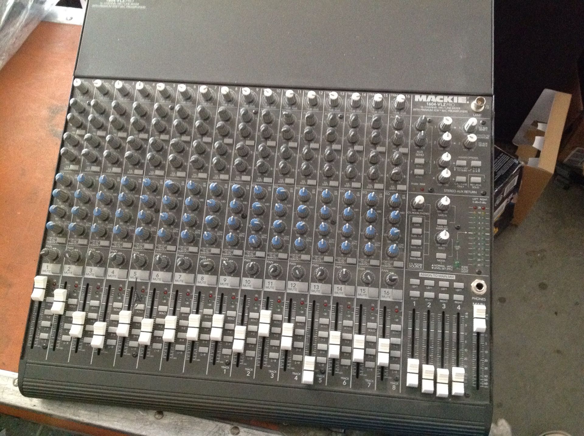 Mackie 1604Vlz Pro mixer for band / Dj ... Made in the USA version like new conditions. Call or text 4O8 499 97OI to purchase
