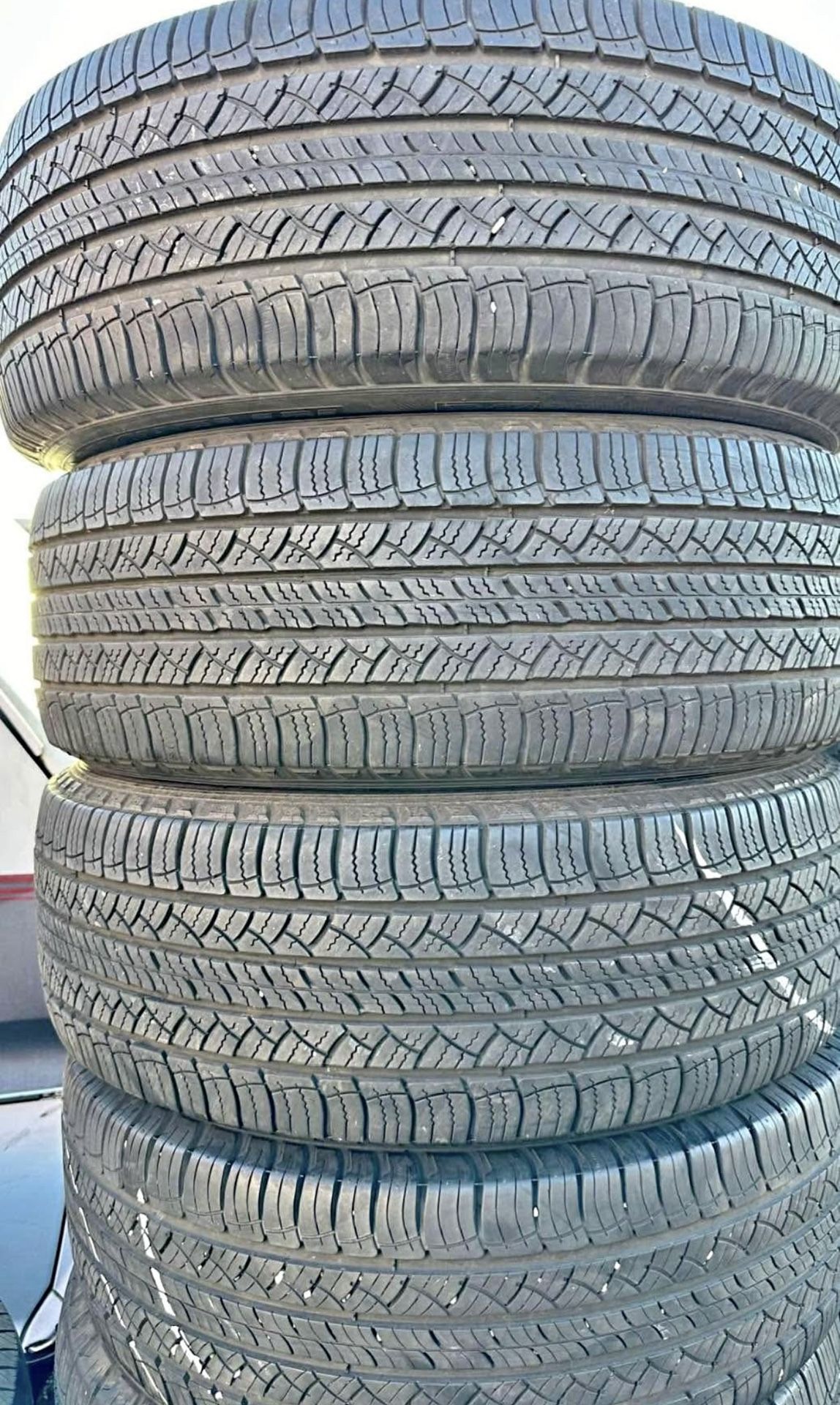 235/65/18 vendo un set de llantas usadas excelente condiciones de vida las 4 ✅🤩I am selling a set of used tires, all 4 in excellent living conditions