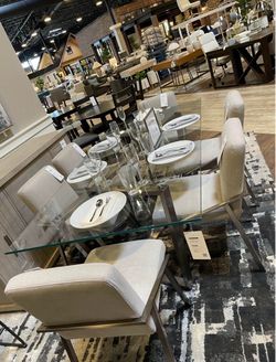 LIKE-NEW DINING ROOM SET