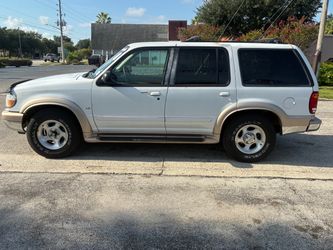Ford Explorer V8 SUV