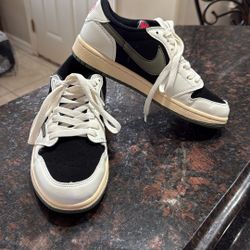 Travis Scott’s Size 7 ( Excellent Conditions)