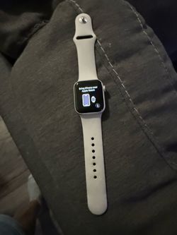 Watch se 2. gen.40 m m tiene una puesta esta casi nuevo tiene su cargador