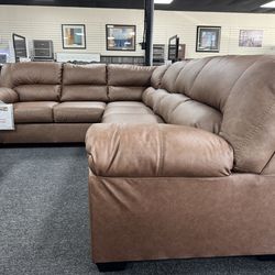 Leather Sectional. 🚚WE DELIVER🚚