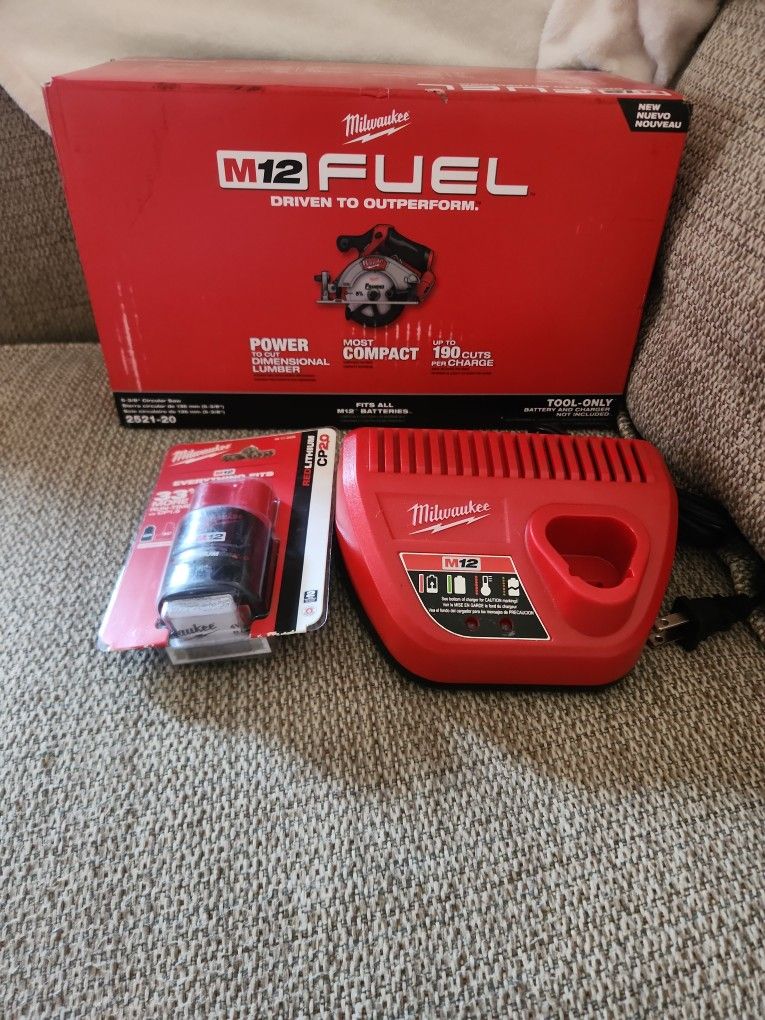 Milwaukee M12 FUEL 5-3/8" Circular Saw 2521-20 battery 2.0ah and charger