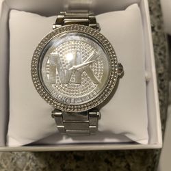 Michael Kors watch beautiful watch In good condition runs great for a small wrist $45