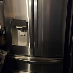 LG STAINLESS STEEL FRENCH DOOR REFRIGERATOR....4 DOORS...ICE MAKER IS NOT WORKING...EVERYTHING ELSE IS WORKING PROPERLY.....$ 450