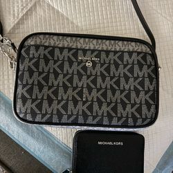 $60 Michael Kors, jet set Crossbody, used a few times, silver hardware also has front and back pockets for easy access to phone 📱