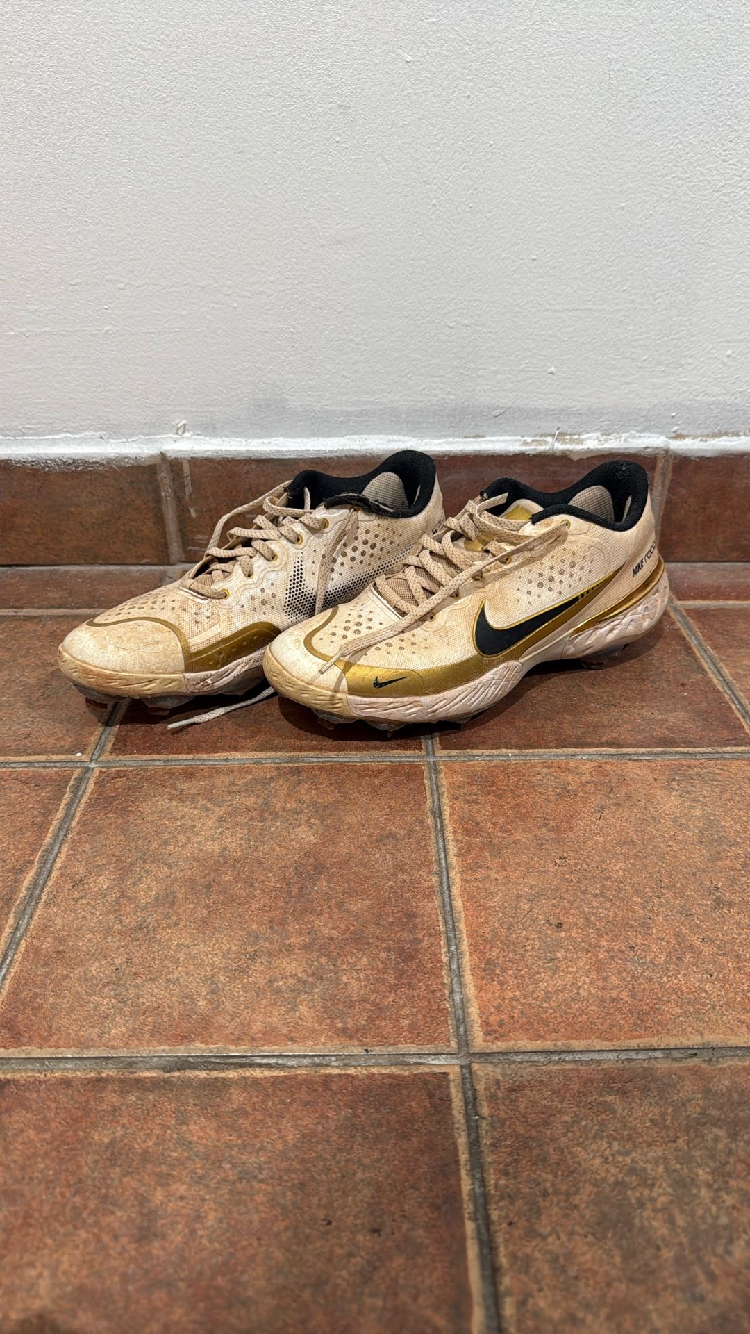 Nike Alpha Huarache Elite 3 Low White Gold cleats