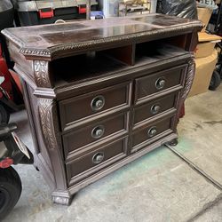 Furniture / TV Stand