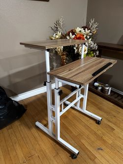 Adjustable small desk