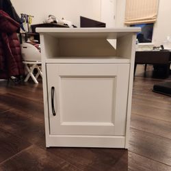 Beautiful IKEA SONGESAND
Nightstand, white, 22" Height, 16 1/2x15 3/4 ", good condition, 