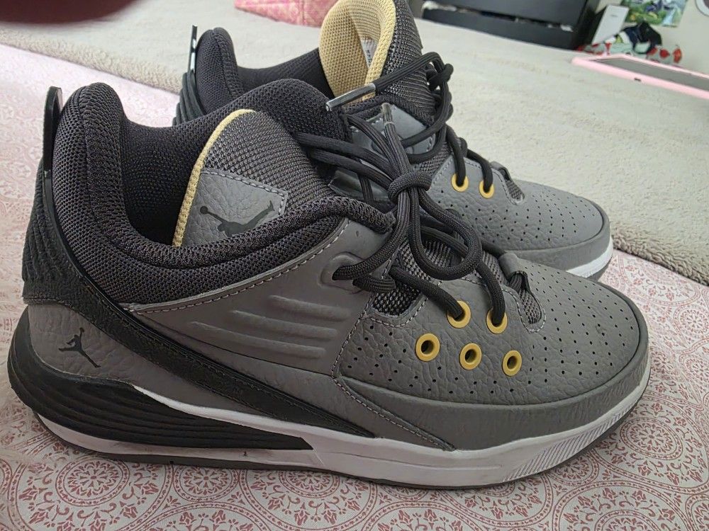 New Jordan Max Aura5 Size 7y