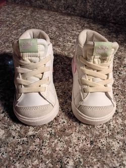 BABY NIKE'S