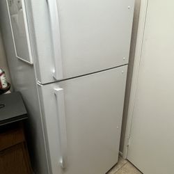 Insignia Refrigerator & Freezer