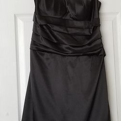 Black dress/vestido negro.