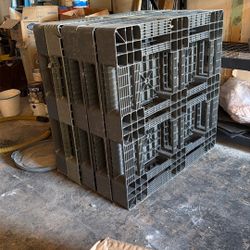 Free Plastic pallets 43x43