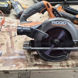 Rigid 7 1/4 Brushless Circular Saw With 4 amp Battery