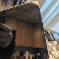 Apple iPad Gen7 *Cracked Screen*