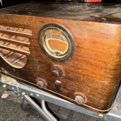 Antique  PHILCO radio. Yes Works 