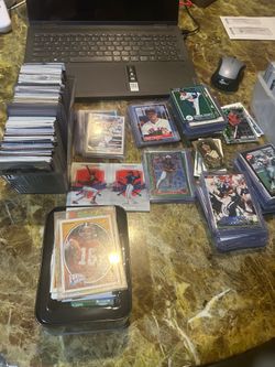 Large sports card lot and packs -baseball cards football- basketball- soccer