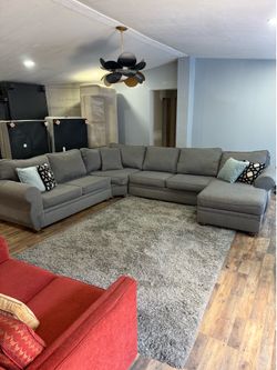 Big sectional couch  🛋️