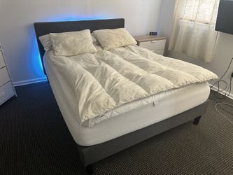 🚨 MOVING SALE! COMPLETE Queen Bed Set: Frame, Memory Foam Mattress, Headboard & PREMIUM Bedding!
