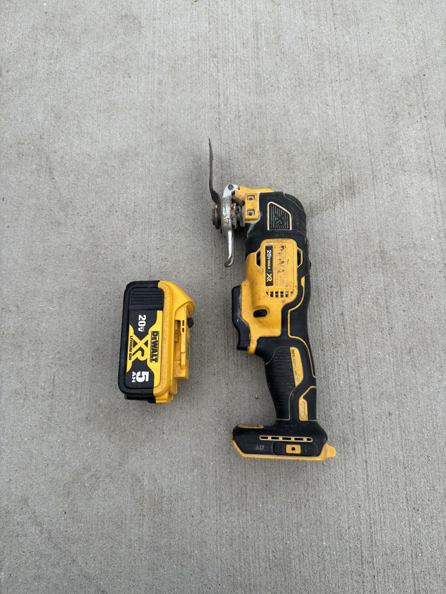 Dewalt 20V MAX Lithium-lon Cordless Brushless Oscillating Multi Tool with 5.0 Ah battery