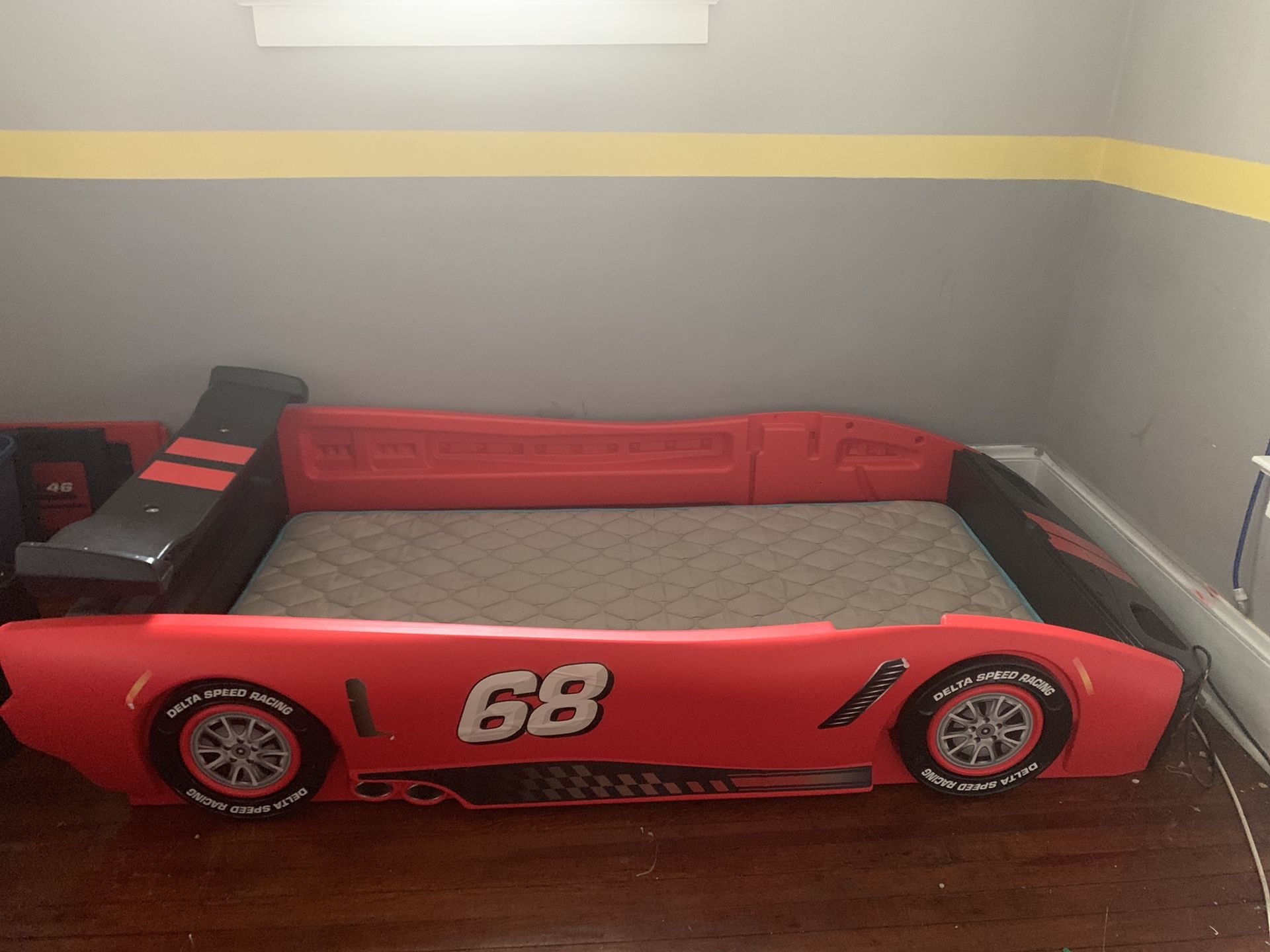 Twin race car bed !