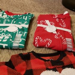 New Christmas Pajama Sets: 5 Newborn Pjs 20$