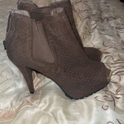 Brown Toe Out Heel