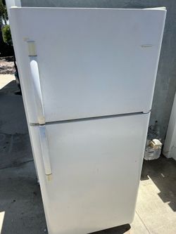 FREE Refrigerator – Great for Repair, Parts, or DIY Project