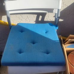 2 Chairs With Cushion 