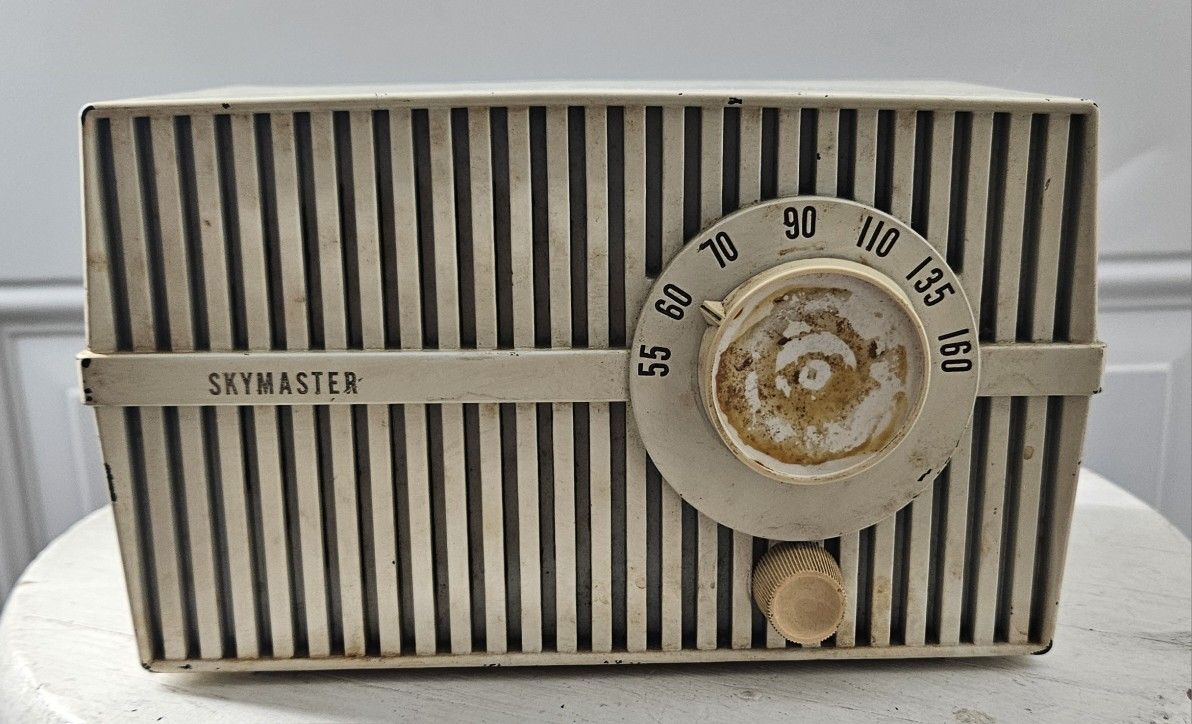 Skymaster Tube Radio Model 341 Cord Powered / Metal Casing / Vintage / Rare