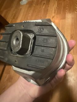 BMW E60 5-Series Drive & xi Engine Mount OEM  Left Appears to be Oem