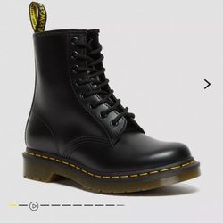 NEW Dr. Martens 1460 Women's Smooth Leather Lace Up Boots Size 7