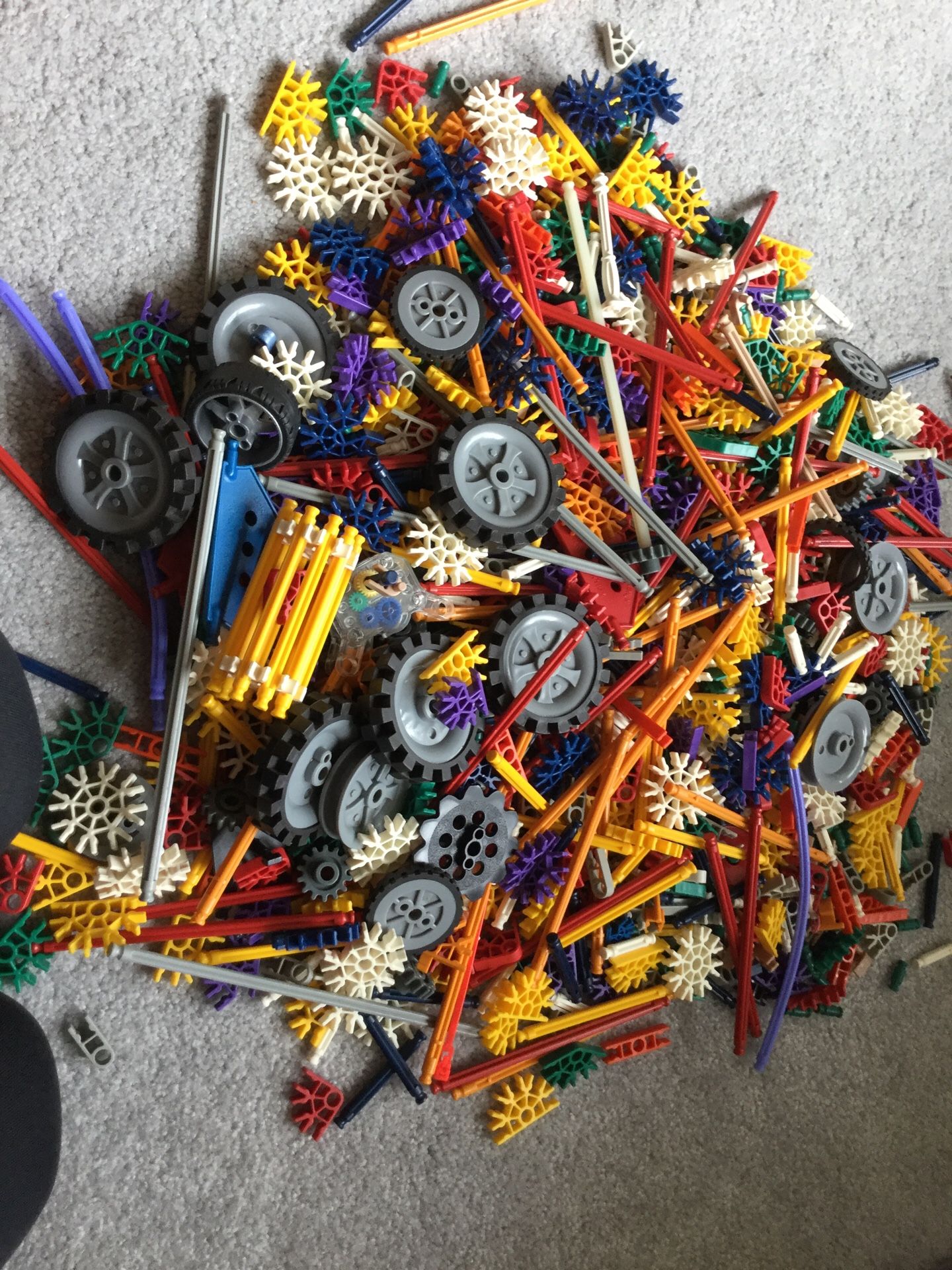 K Nex building pieces