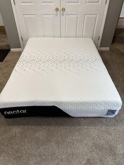 Nectar Classic Memory Foam, Queen, Like New