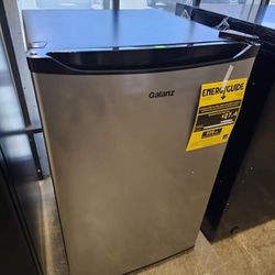 Galanz stainless steel mini fridge

$140 FIRM