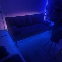 Small Couch 🛋️ Needs A Lil Cleaning Good Condition 