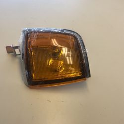 ISUZU IZ Pickup 1988 To 1995  Parking Side Marker Lamp Passenger Side Assembly 