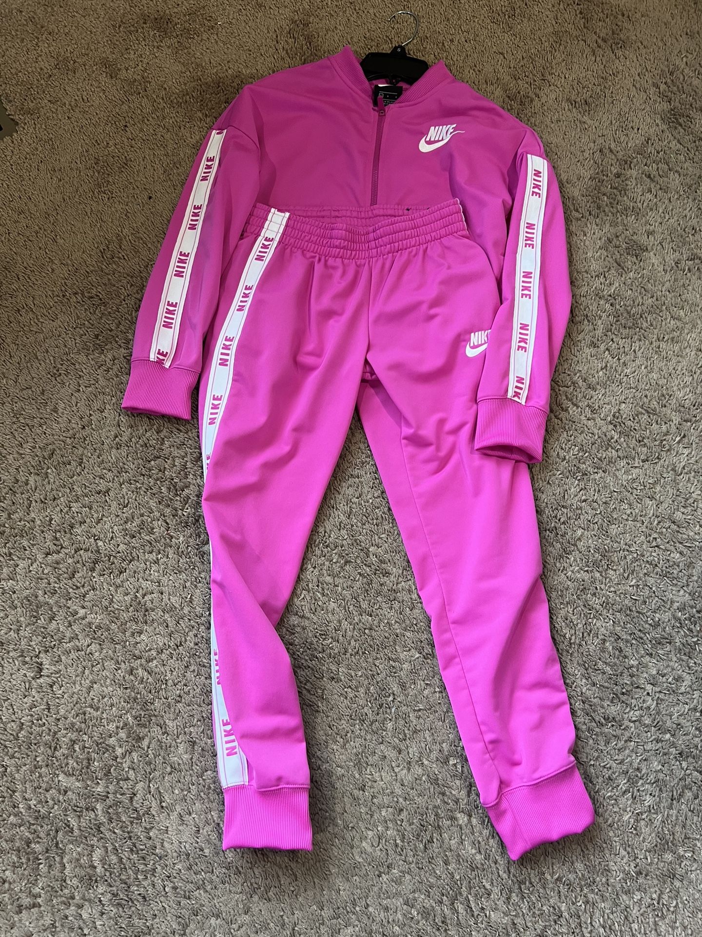 Girls Nike Jogging Suit