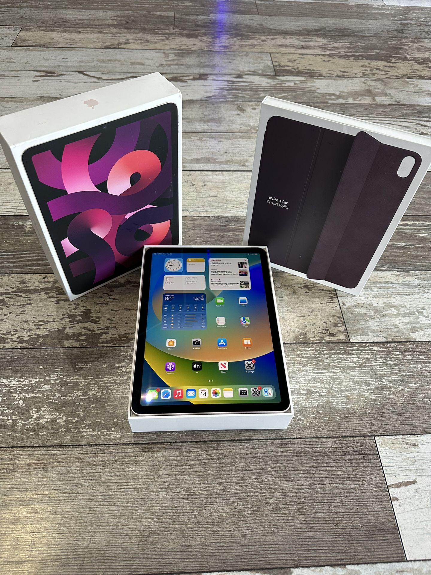 iPad Air 5th Generation Latest Model M1 W/ Box, Fast Charger And Smart Case!